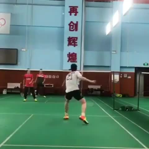 胯下击球、背后击球、神龙摆尾花式羽球这人真能折腾