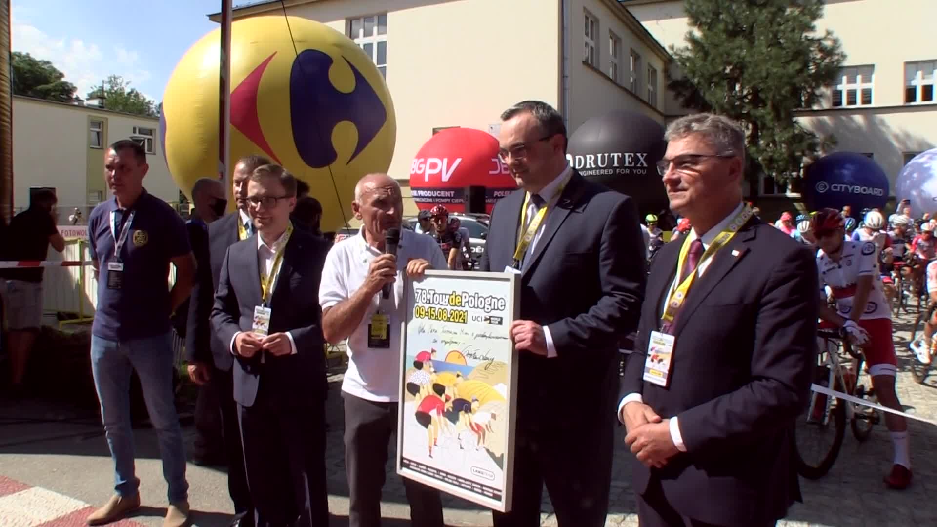 2021环波兰S4集锦：阿尔梅达身着黄衫 终点线前冲刺力压莫霍里奇