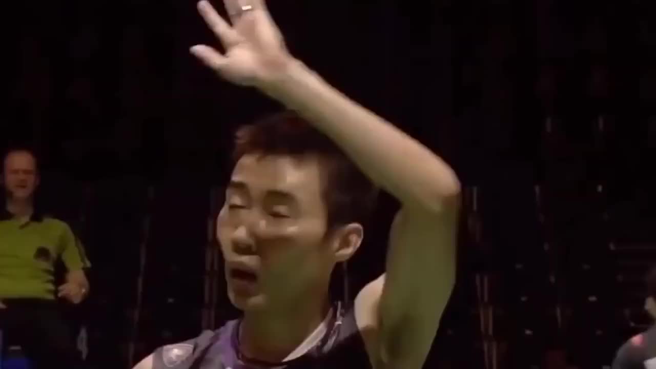 李宗伟接杀鱼跃救球慢动作回放