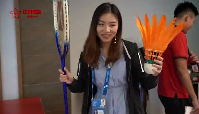 中国体育美女记者和赛场超大球拍合影