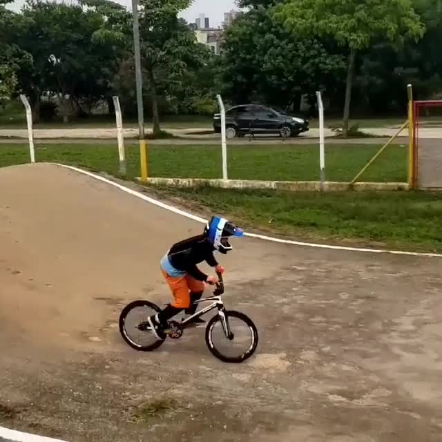 可爱小车手驾驭BMX赛道