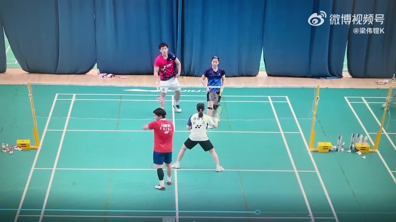 梁伟铿自嘲：我的手势比给谁看的？（来源：梁伟铿微博）