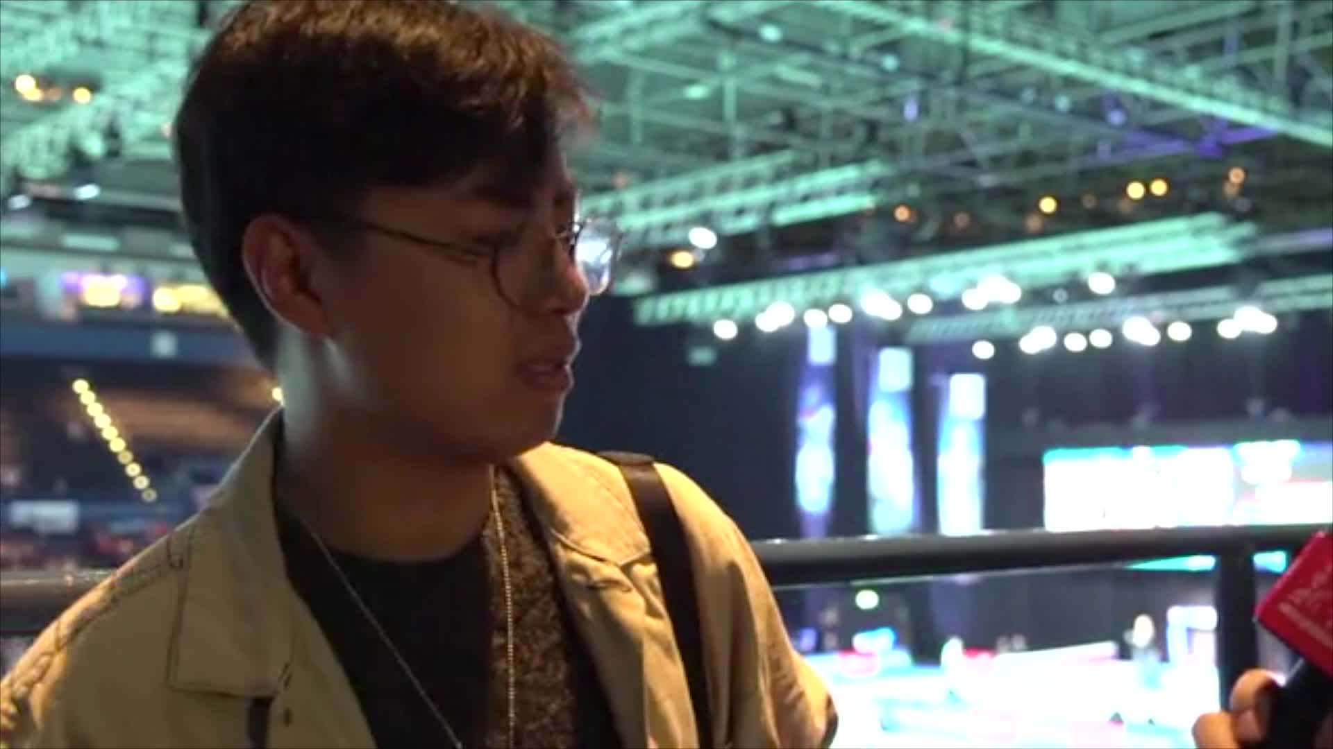 中国留学生专程赶来现场看球 希望能看到国羽更好表现