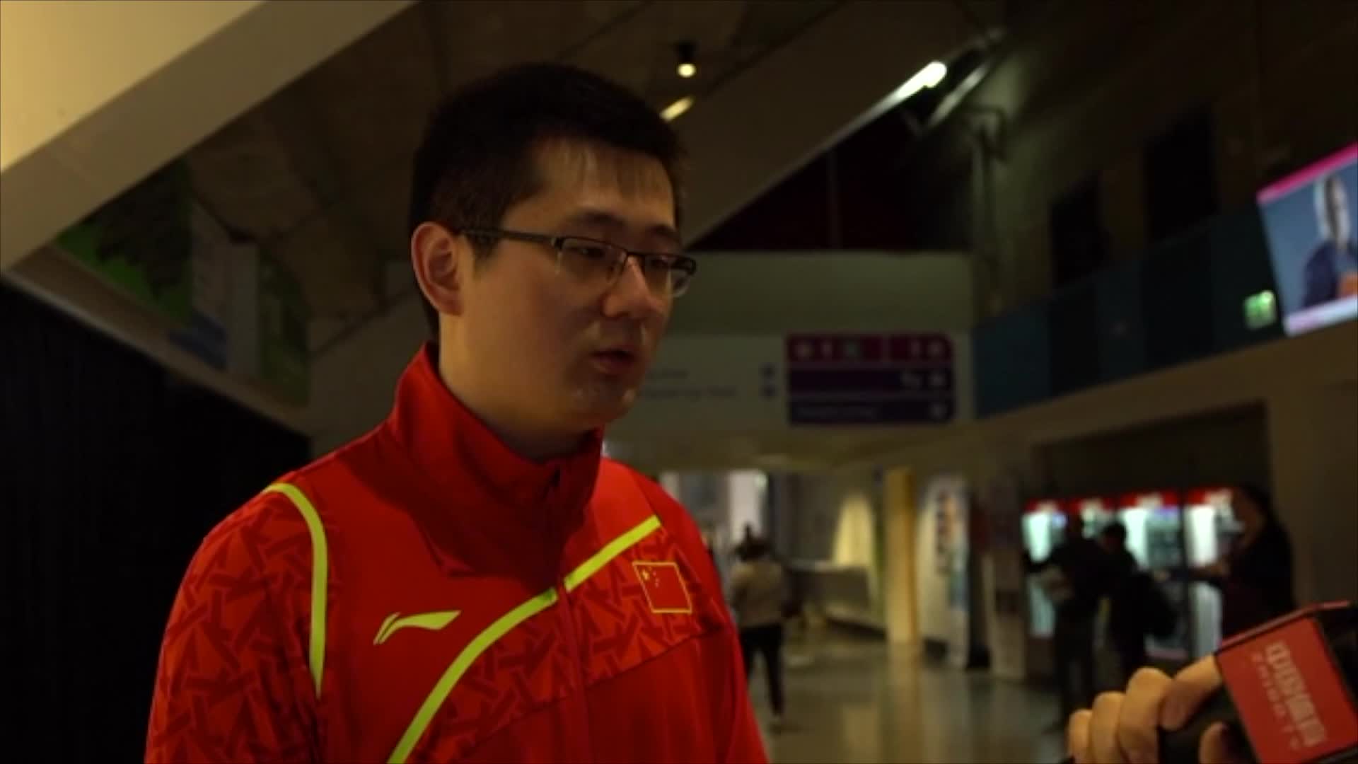 国羽忠实粉丝现场支持中国队 为何济霆杜玥首场失利惋惜.
