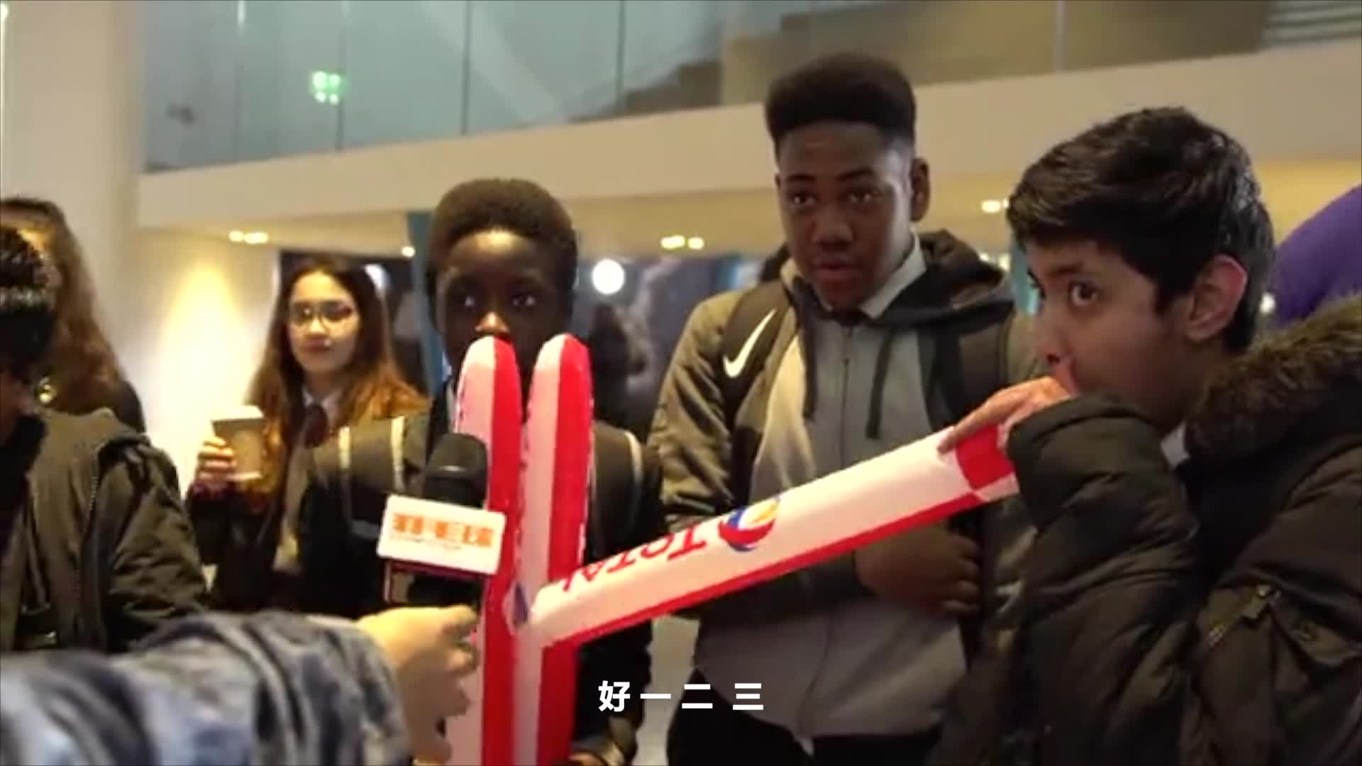 当地小球迷无条件支持英格兰 祖国就是最棒滴