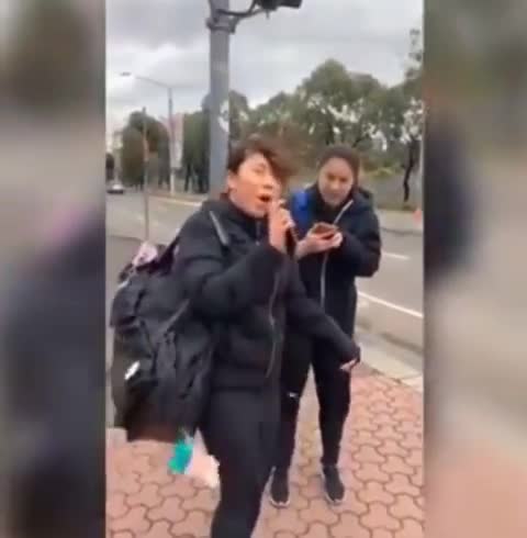 搞笑大王“小仙女”贾一凡 冷风中瑟瑟发抖差点被吹走