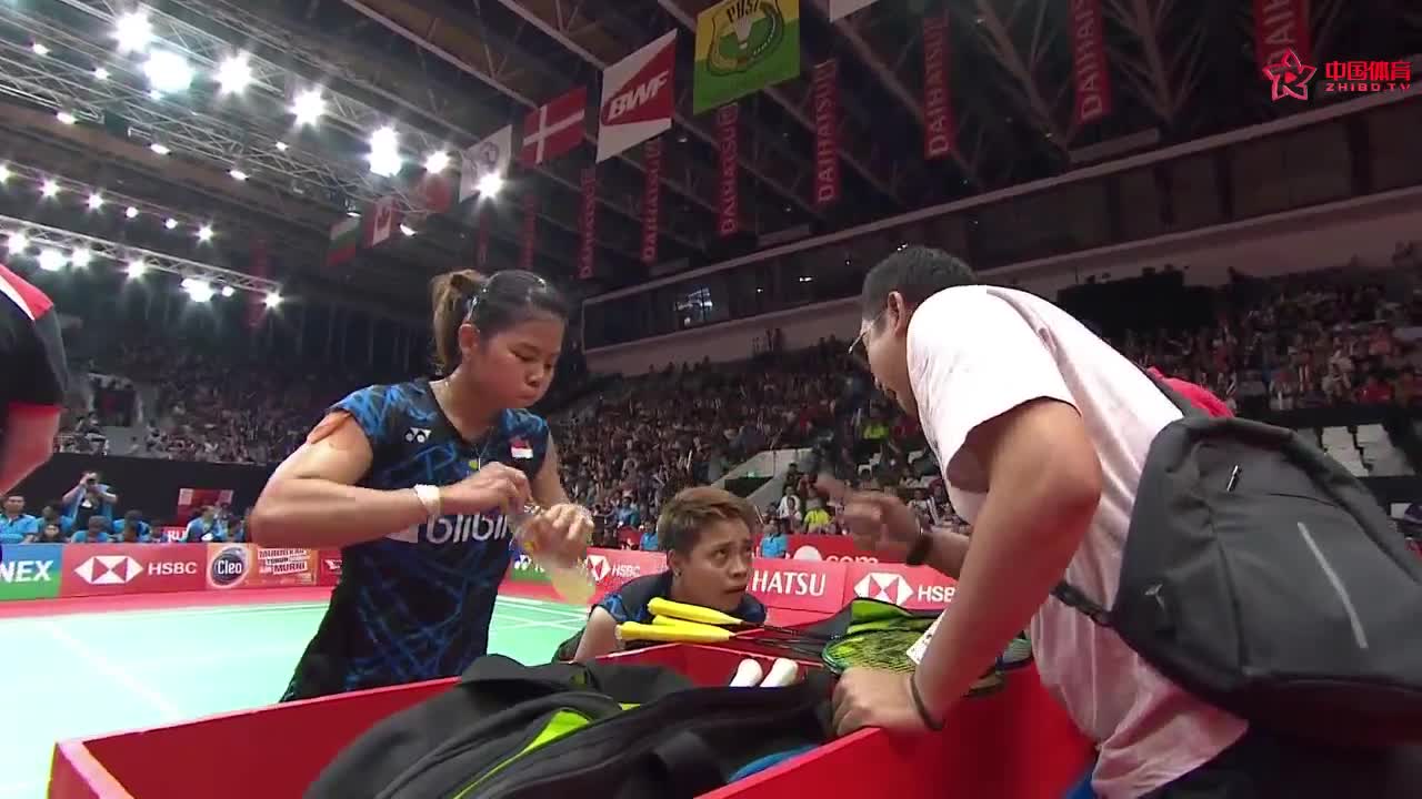 艰难搬回一局印尼教练双手紧搂波莉拉哈尤