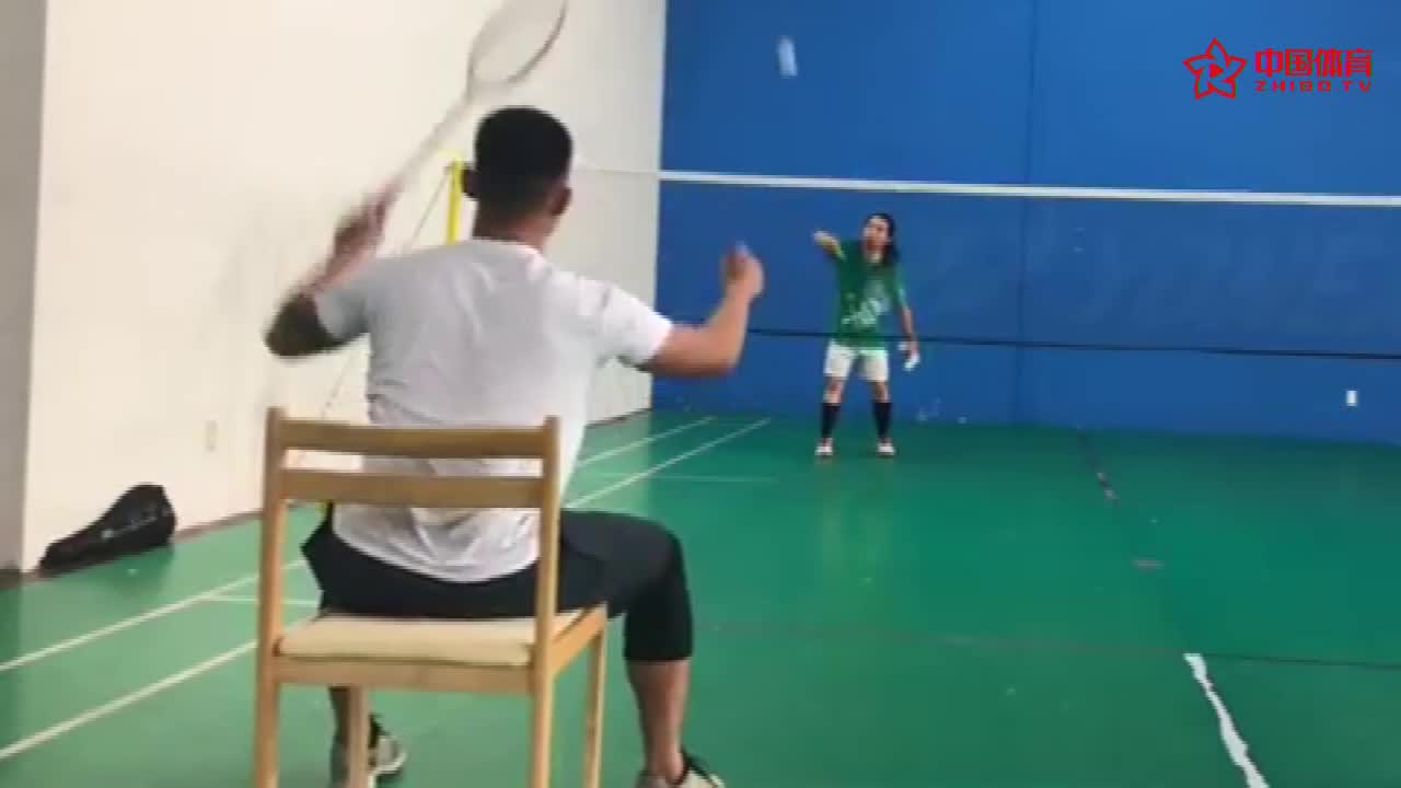 城里人真会玩：坐在椅子上打羽毛球这水平有几级？