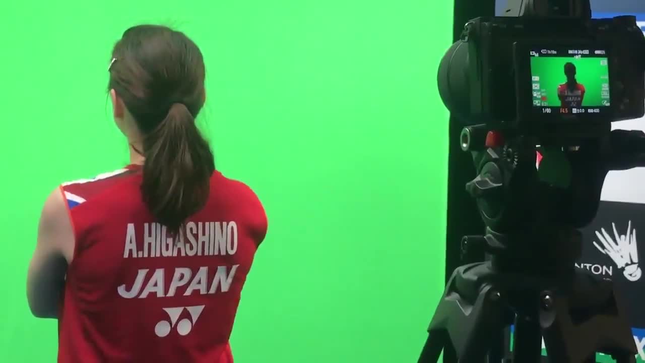 场上双脚跳杀的东野有纱 ，场下笑靥如花