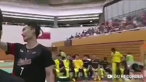 日本俱乐部联赛桃田贤斗赢球后握拳庆祝