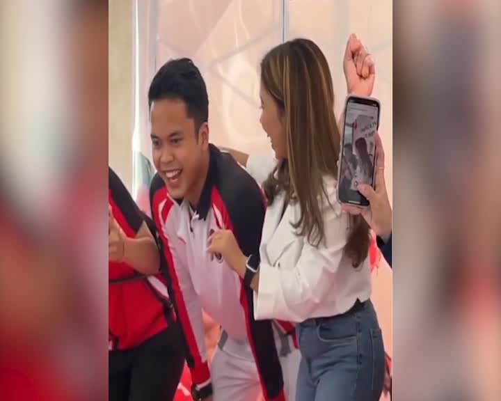 金廷回国出席活动大受欢迎 被女粉丝“强吻”