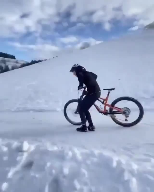 雪地自行车技巧 秀多了总有翻车的时候