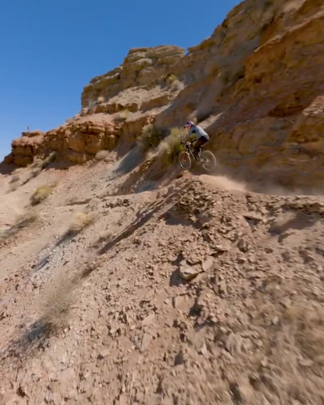 了不起！这位玩山地车的小姐姐实在太飒了