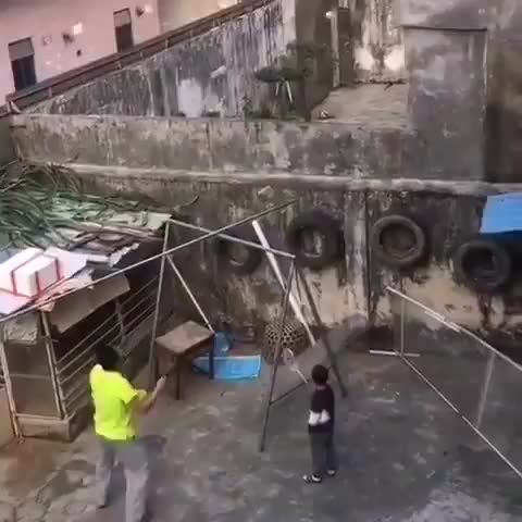 用墙来当球网，这两家子也太会玩了（视频来自互联网）