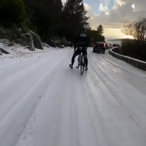 萨甘和队友上山训练遭遇积雪