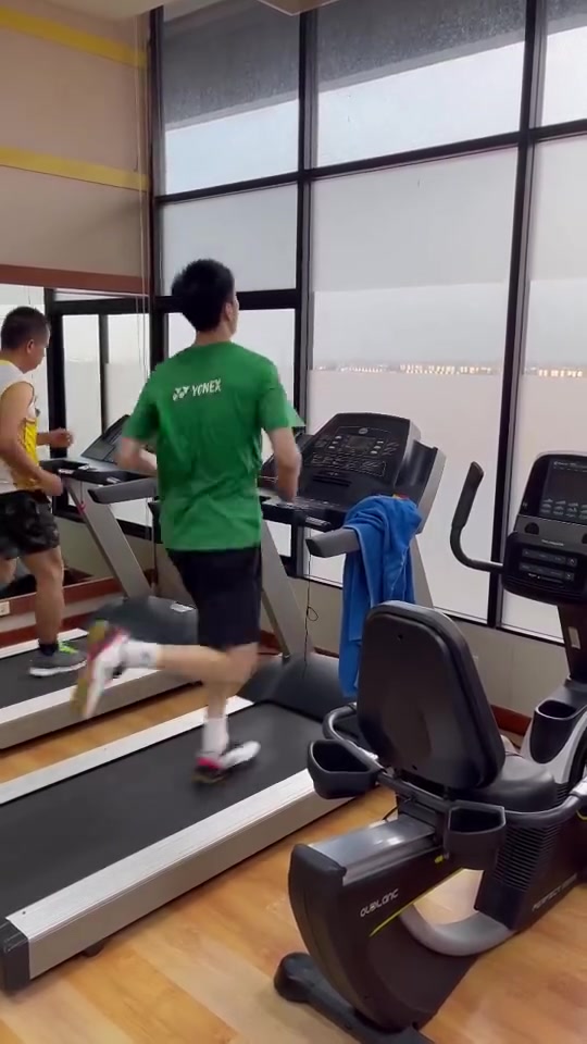 国羽冬训进行时：努力奔跑的欧煊屹