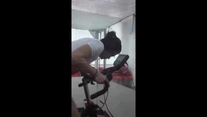 吴柳莹利用器械进行训练 全力备战奥运