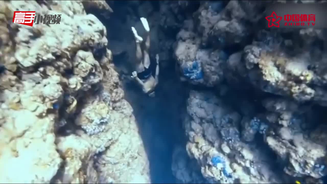 震惊  毫无防备的潜水员裸身潜水30米深