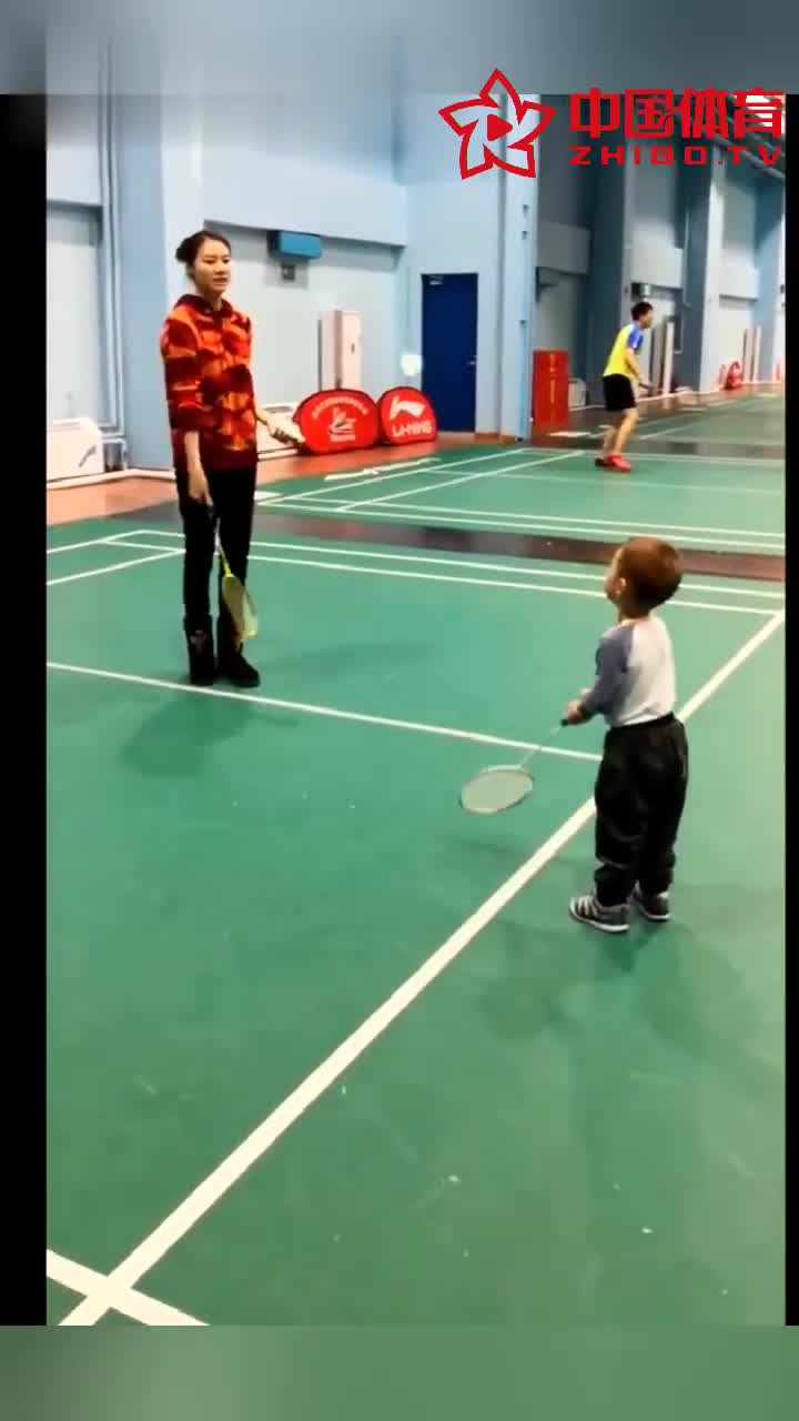 谢杏芳小羽互赞对方球技！球场上玩的不亦乐乎的母子俩