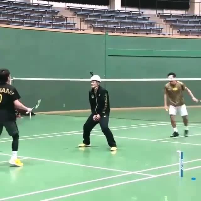 摄像师以身涉险充当人肉沙包拍摄日本男双“鸡血”组合训练