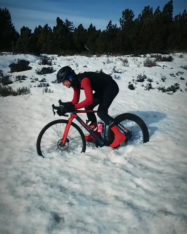 厚厚的积雪上骑公路 结果发射失败