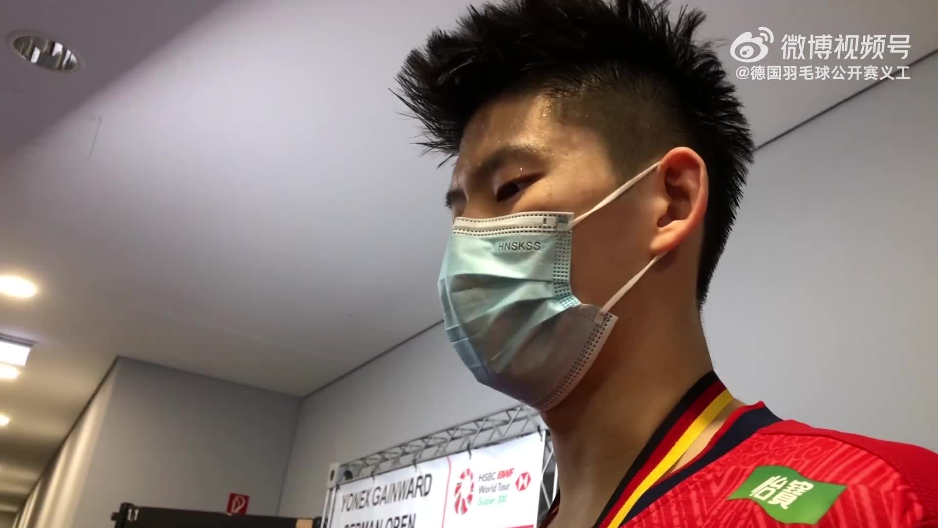 刘雨辰赛后采访：欧烜屹甚至连早餐都没有太多时间吃（来源：德国羽毛球公开赛义工）