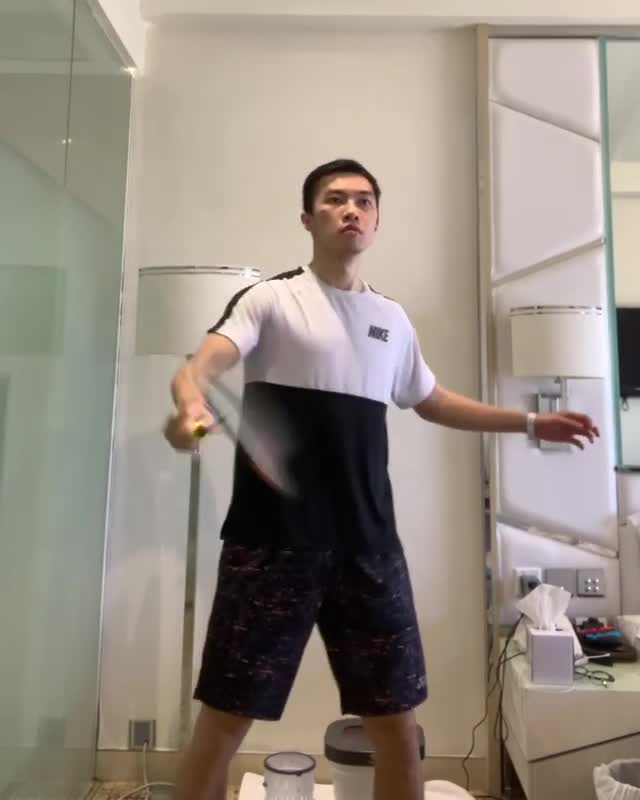 隔离期间只能对着墙壁练球的伍家朗