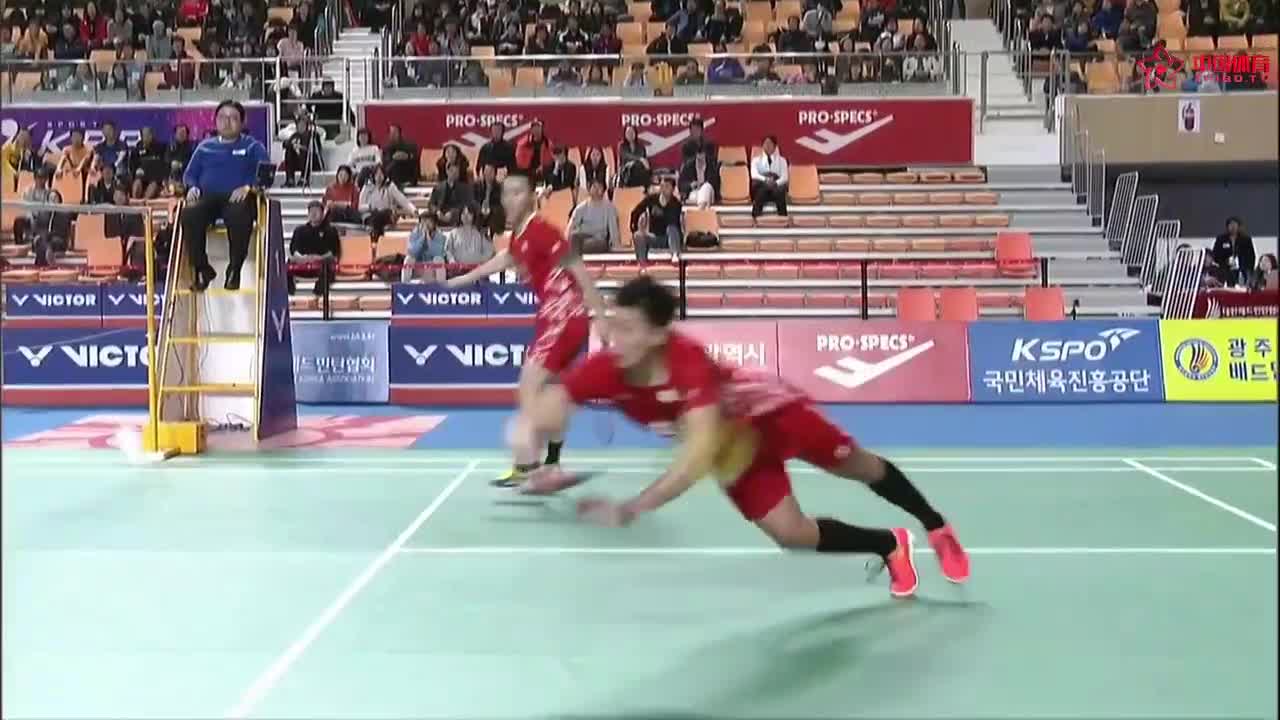 飞身鱼跃救球后手忙脚乱的防守被对手狠狠的还击