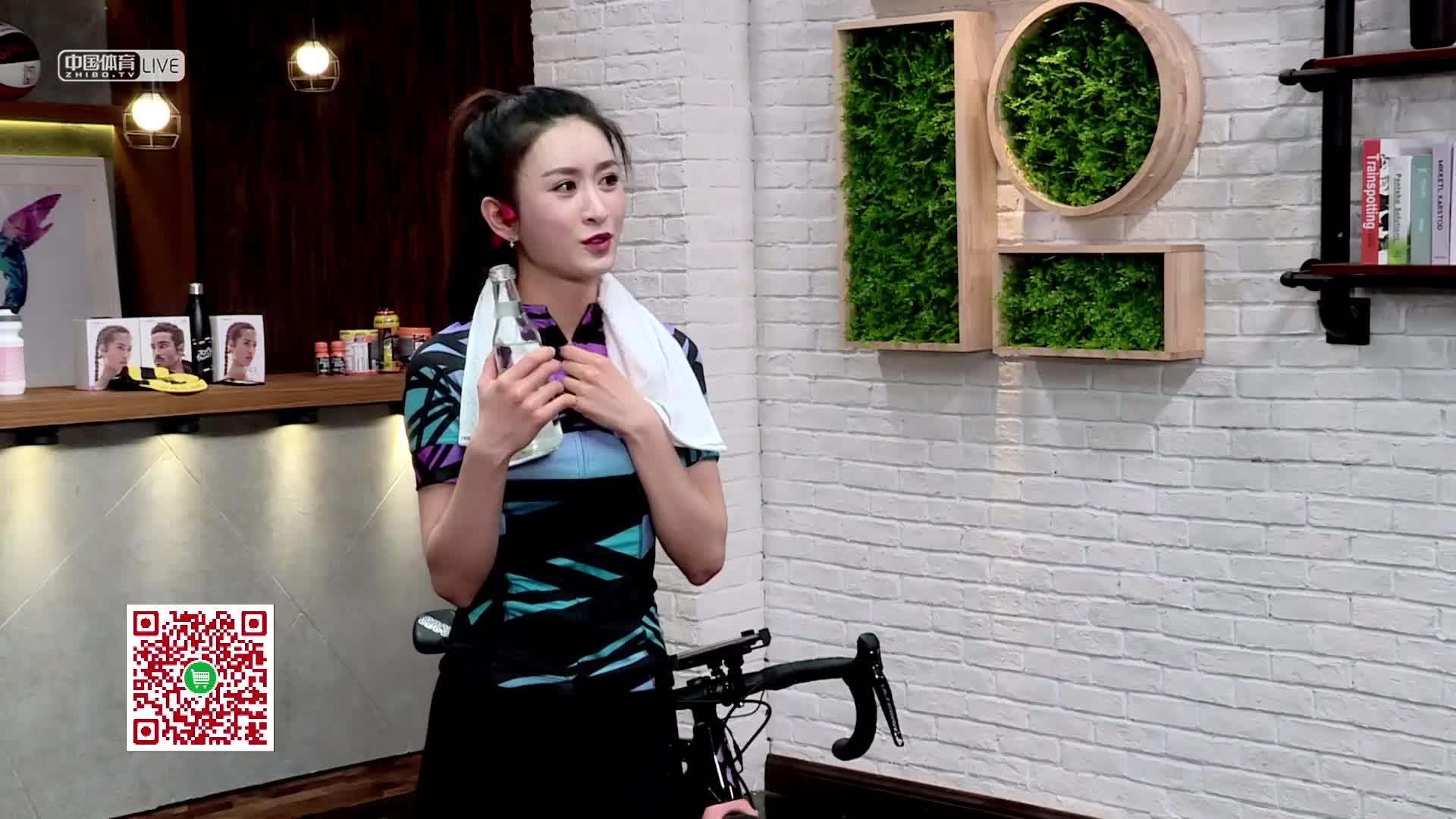 线上赛|杨柳接受惩罚 喝光一瓶白花蛇草水