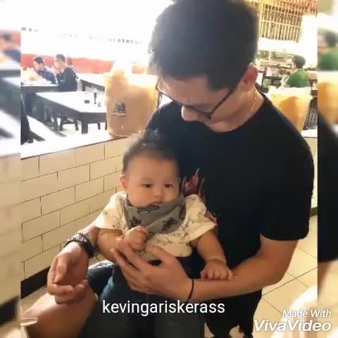 趣味羽毛球：苏卡穆约和小孩暖心互动
