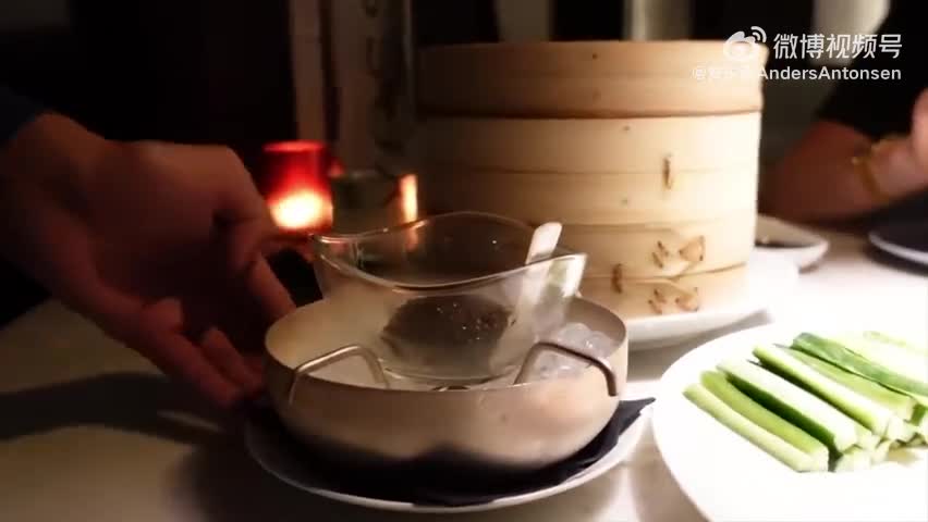安东森vlog：一期不只有北京烤鸭的美食评测（来源：安东森微博）