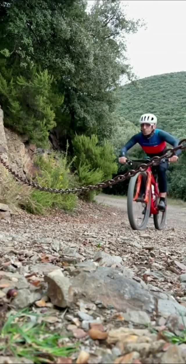 遇到锁链封路 山地车手直接跨过去