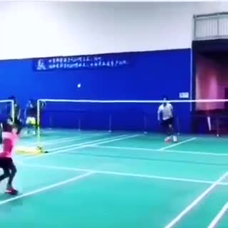 动作扎实稳健，手法灵活，这小姑娘打球真厉害