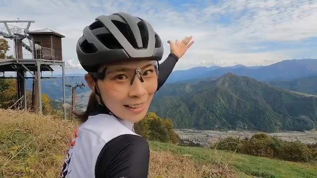 日本妹子骑到山顶 分享美景