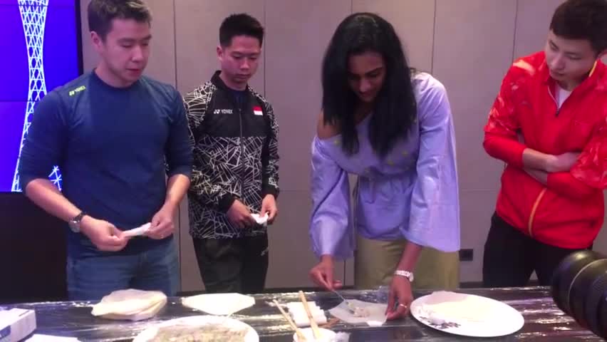 趣味羽毛球：看各位大咖在线包春卷 辛杜一身礼服美绝了