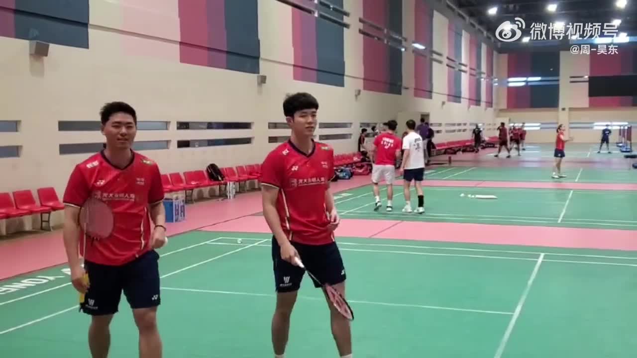 何济霆/周昊东祝福高考学子：答题时妙笔生花对答如流