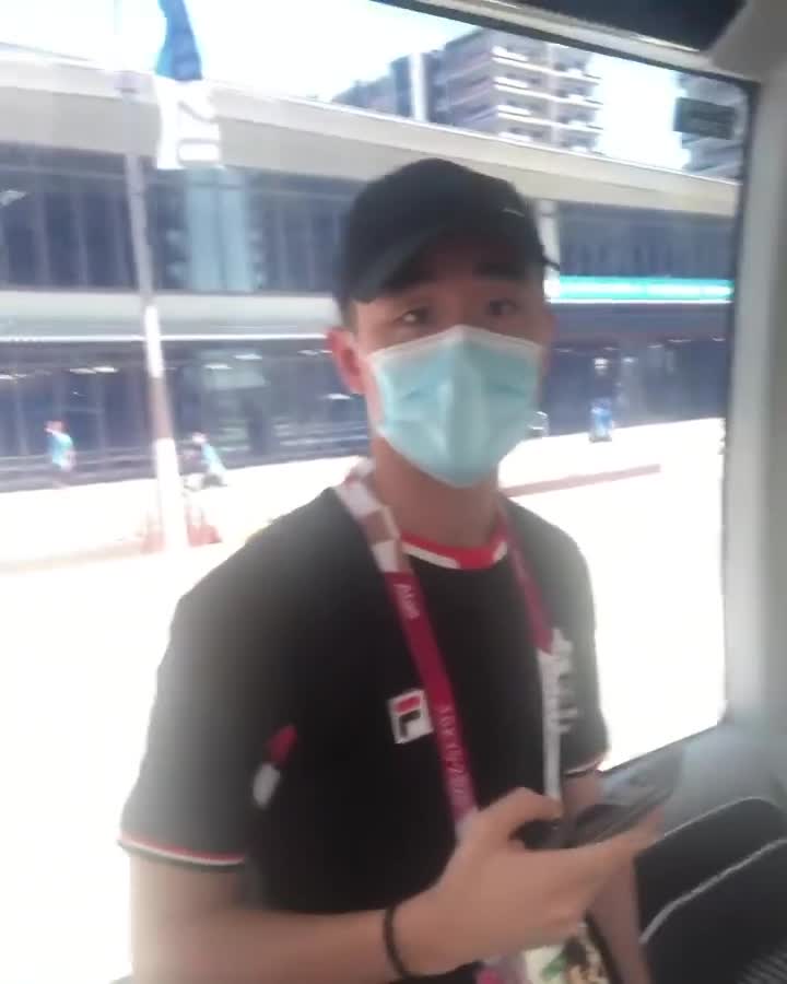 中国香港组合第一次乘坐无人驾驶车 却调侃：走路都快过它