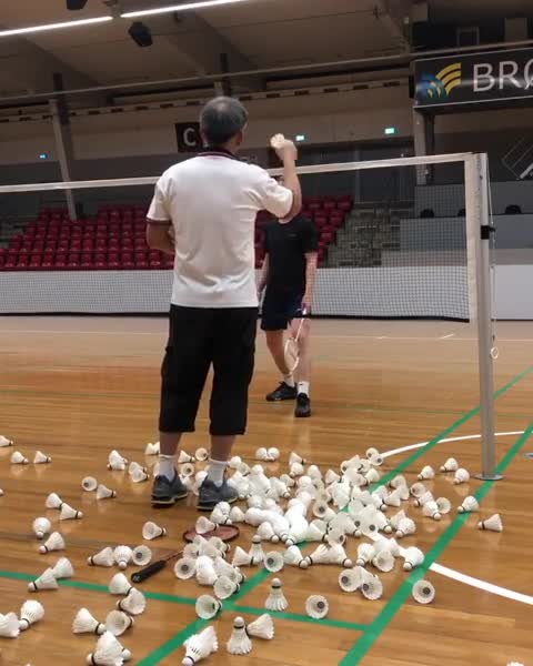 趣味羽毛球:感受下职业球员是怎么反复练习搓贴网球的