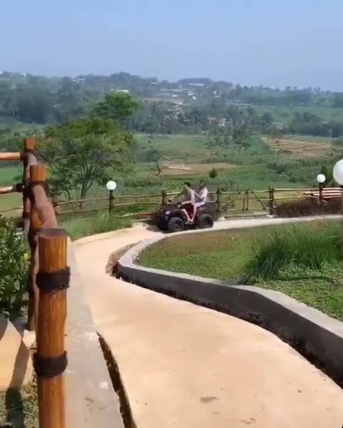 疯狂炫酷！ 印尼羽球名将阿山开着四轮越野跑车带教练兜风