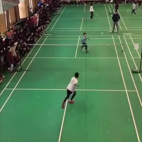 你以为你能拿羽毛球狂扁小朋友，小心被小朋友实力天秀