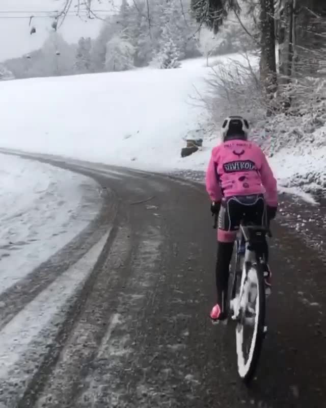 就这样骑行在冰天雪地之中，超棒的回忆和体验