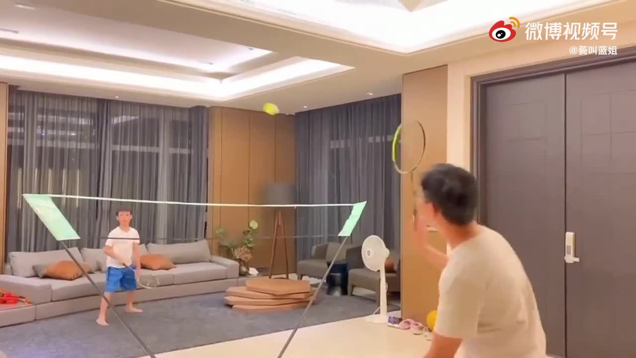 歌手品冠在家和儿子打欢乐羽毛球