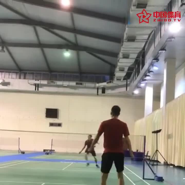 考验球感：用拍柄打球你能击中几个？