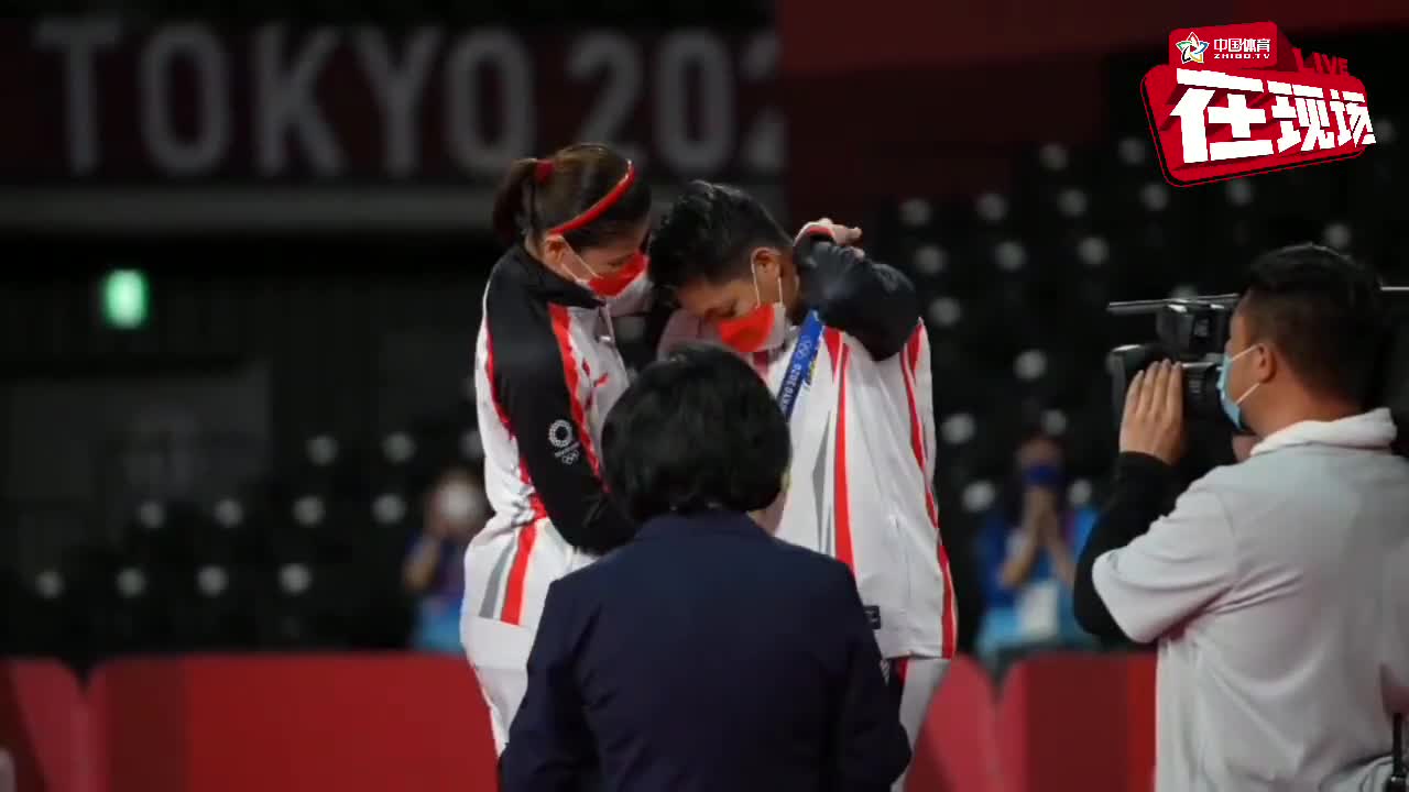 女双颁奖现场，贾一凡眼睛一直盯着金牌充满了羡慕