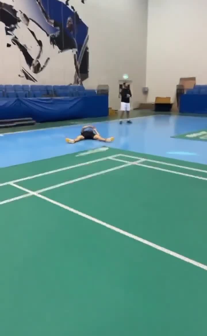 训练后被累倒在地的骆建佑