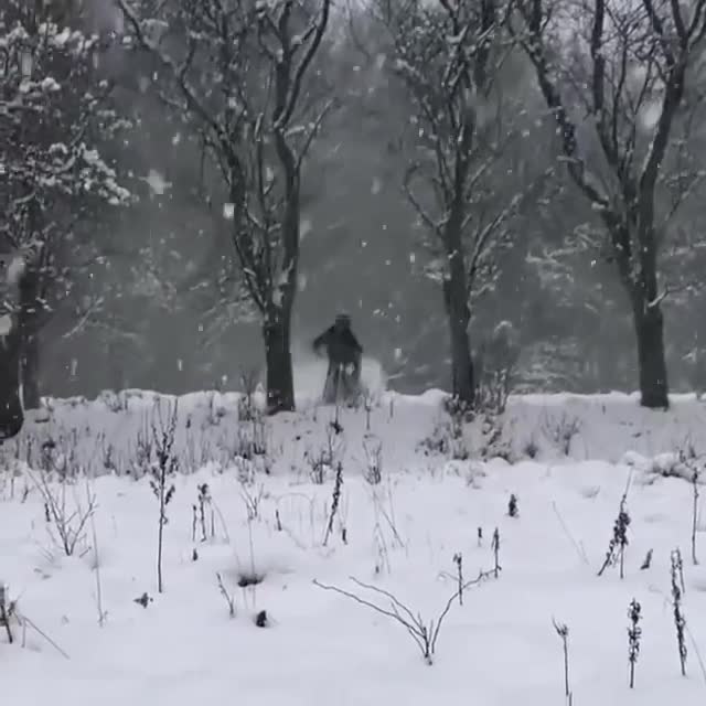 趁着下雪放飞自我，呲起来的雪可比泥土要爽