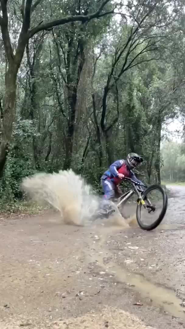 水坑里炫酷飘个移 这就是雨天骑车的快乐所在