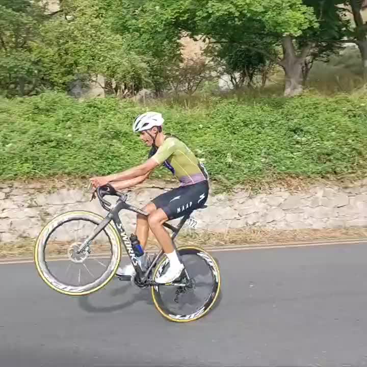 车迷狂喜！环英国车手比赛当中抬前轮