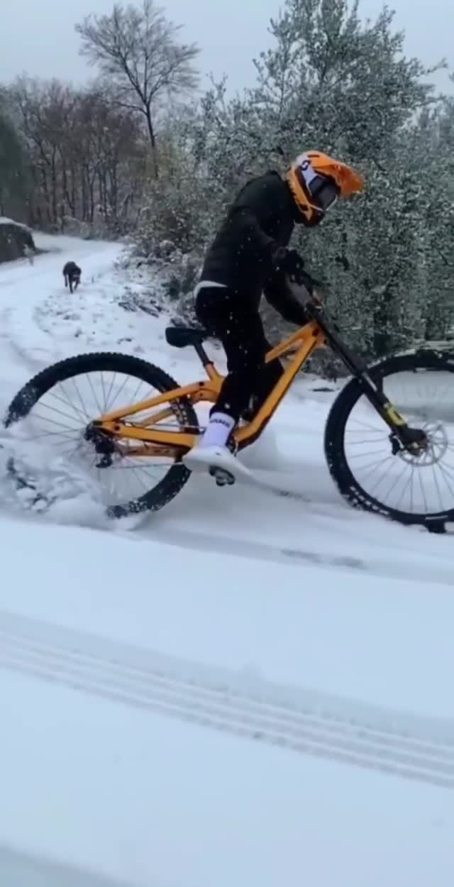 山地车手雪地炫技漂移