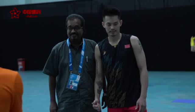 林丹赛场为和粉丝合影 换衣服秀肌肉